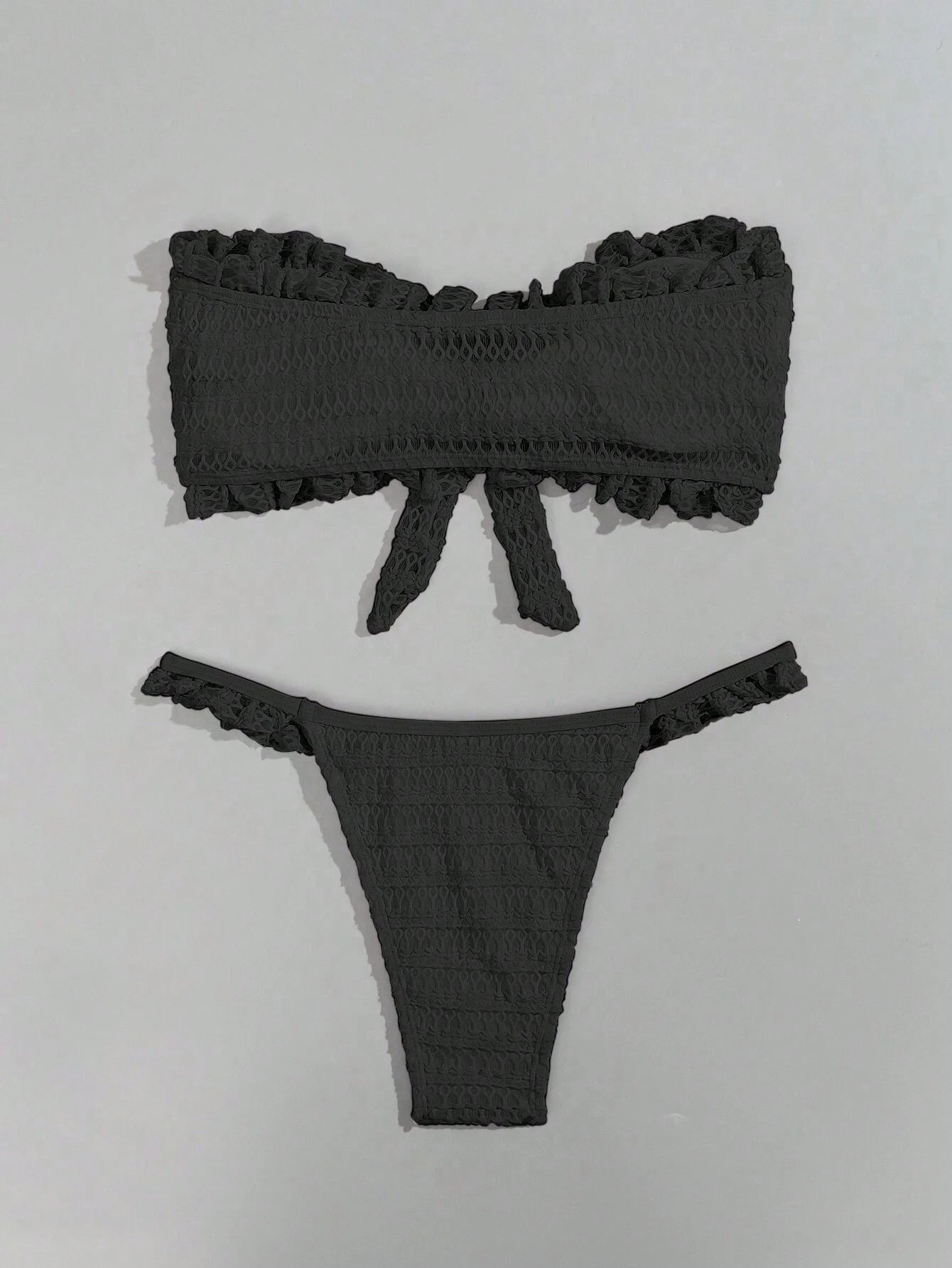 SHEIN Swim Conjunto de bikini sin tirantes y solido de verano con ribete de volantes para mujeres en la playa