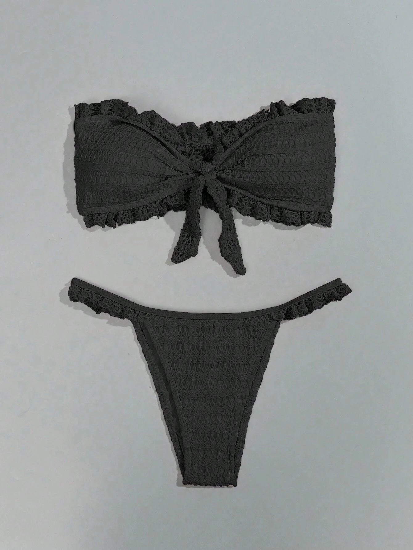 SHEIN Swim Conjunto de bikini sin tirantes y solido de verano con ribete de volantes para mujeres en la playa