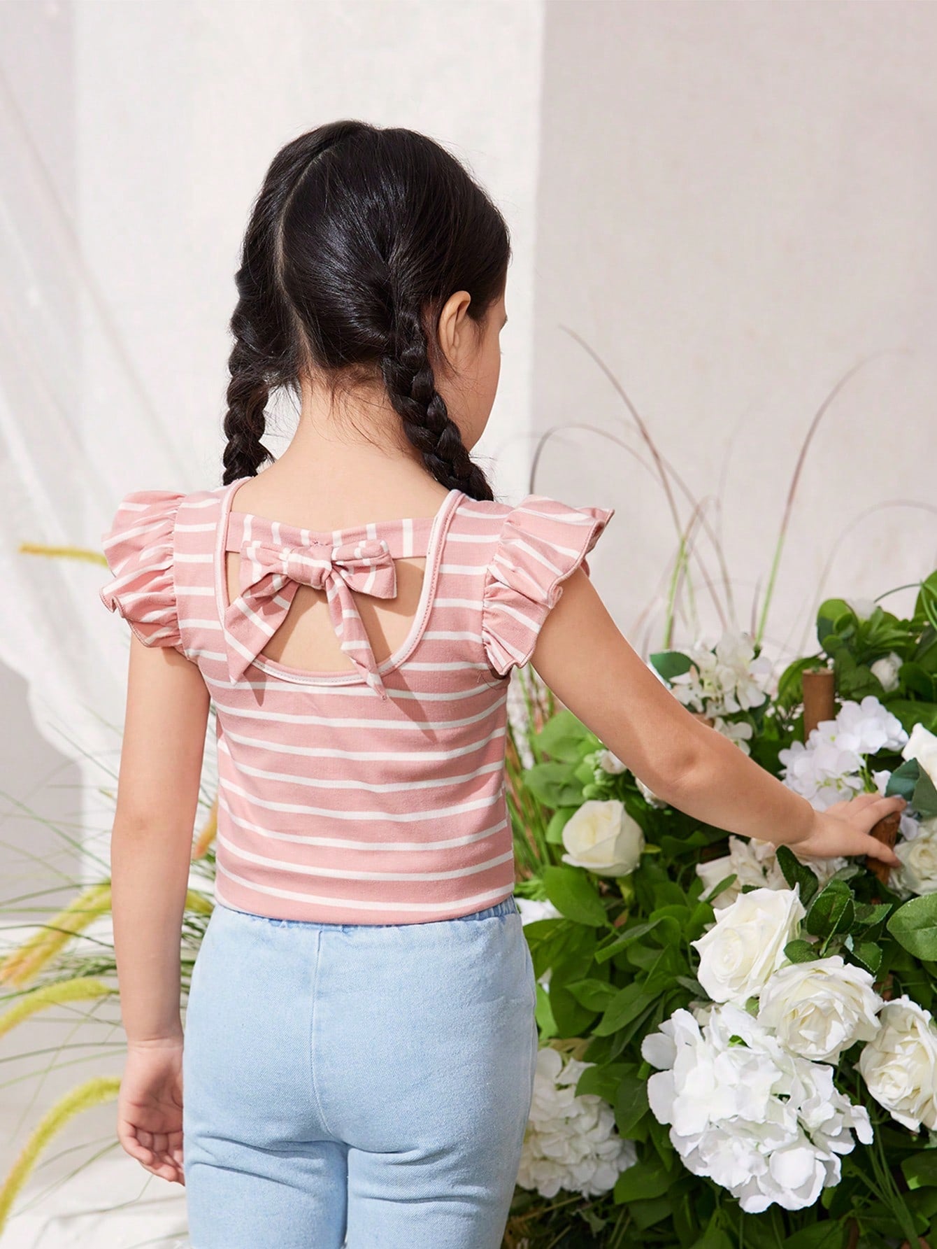 SHEIN Top sin mangas de corte de niña joven para el festival de música Cutoff-Khola, con rayas tejidas y cuello en V