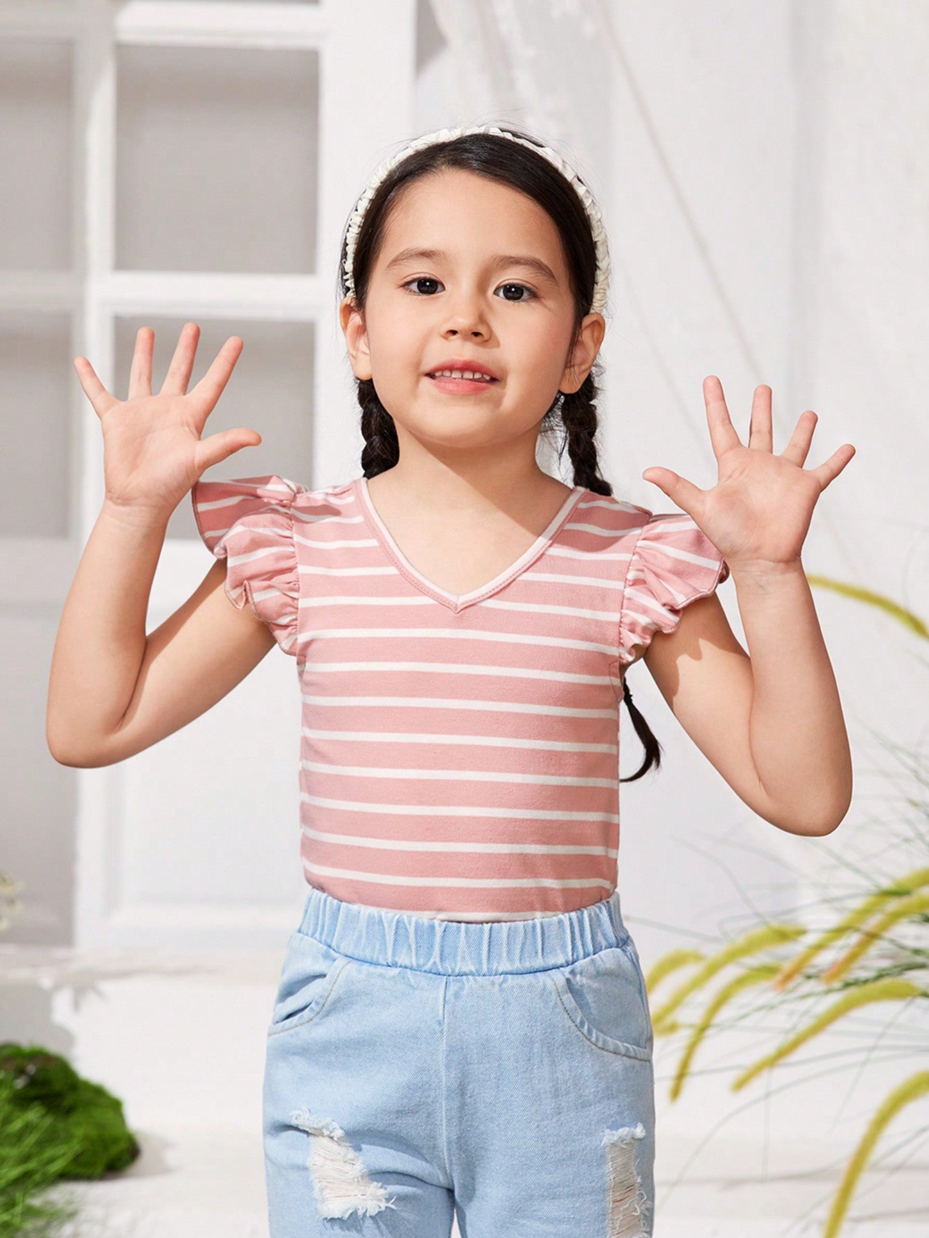 SHEIN Top sin mangas de corte de niña joven para el festival de música Cutoff-Khola, con rayas tejidas y cuello en V