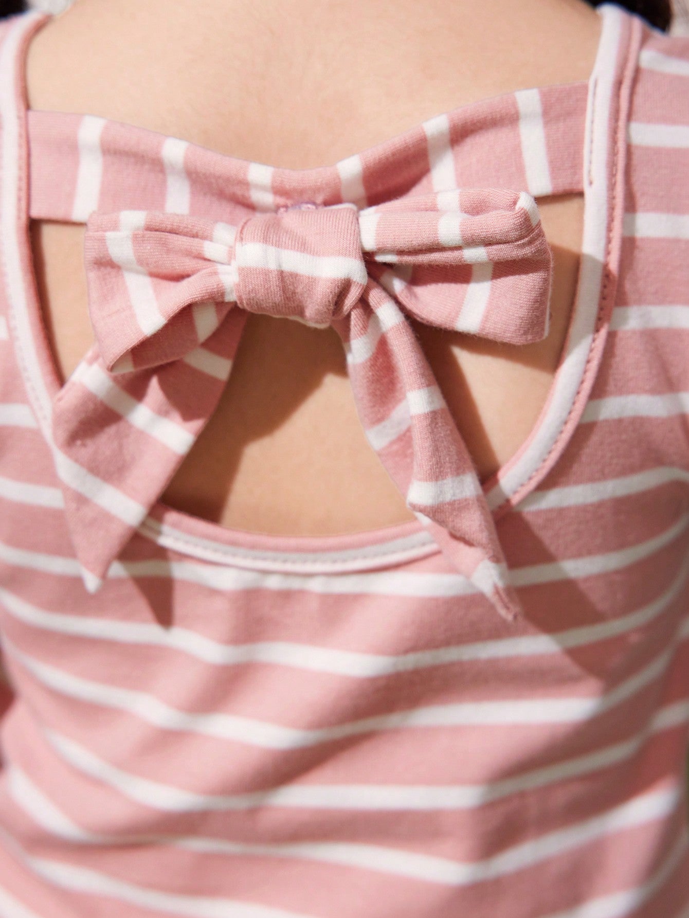 SHEIN Top sin mangas de corte de niña joven para el festival de música Cutoff-Khola, con rayas tejidas y cuello en V