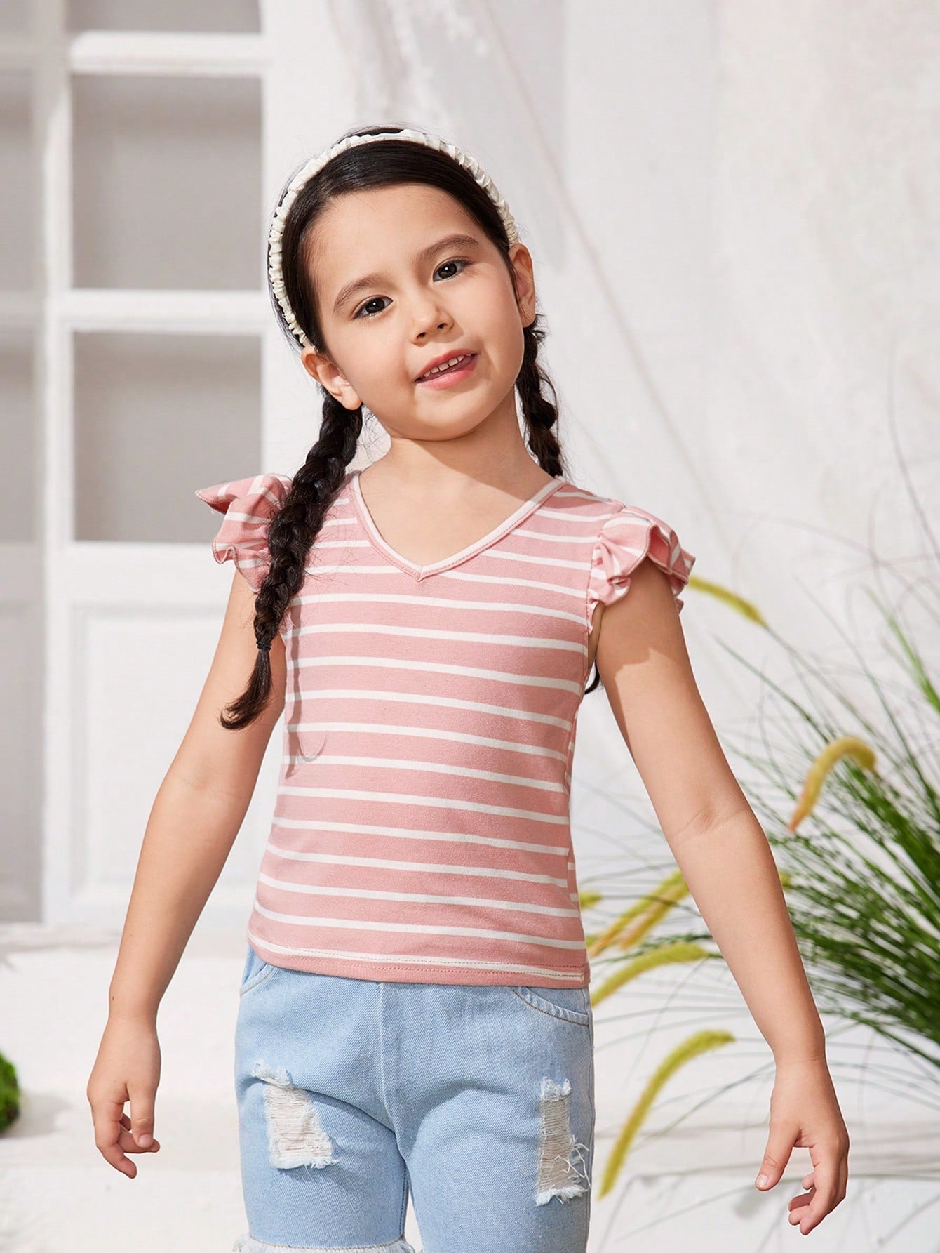 SHEIN Top sin mangas de corte de niña joven para el festival de música Cutoff-Khola, con rayas tejidas y cuello en V