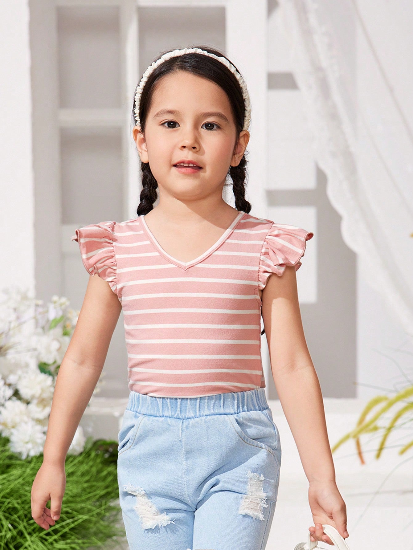 SHEIN Top sin mangas de corte de niña joven para el festival de música Cutoff-Khola, con rayas tejidas y cuello en V