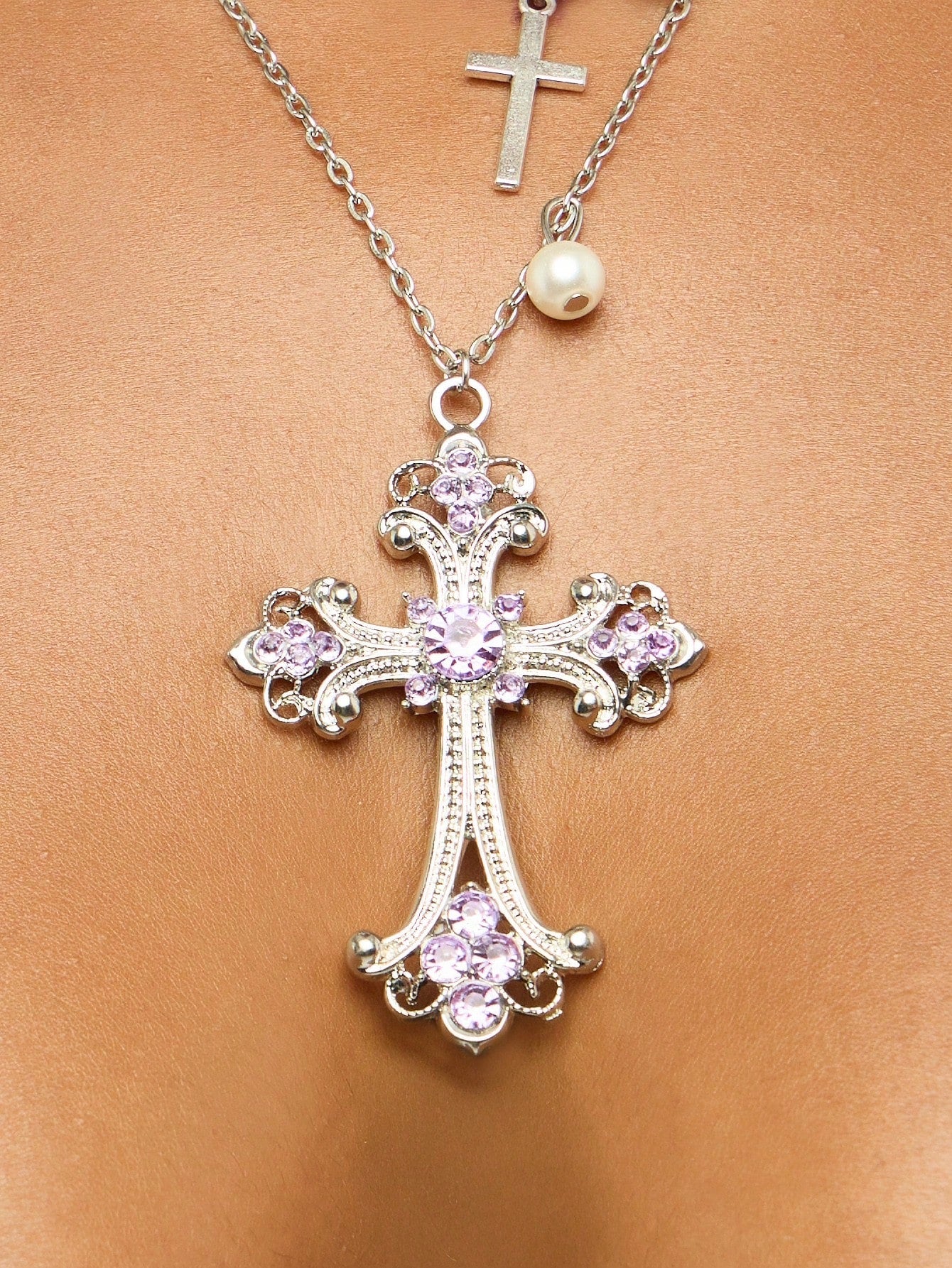 SUMWON WOMEN Elegante collar con colgante de cruz, cadena multicapa de perlas, collar declarativo con cristales y strass, accesorios de joyería estilo gótico victoriano para festivales