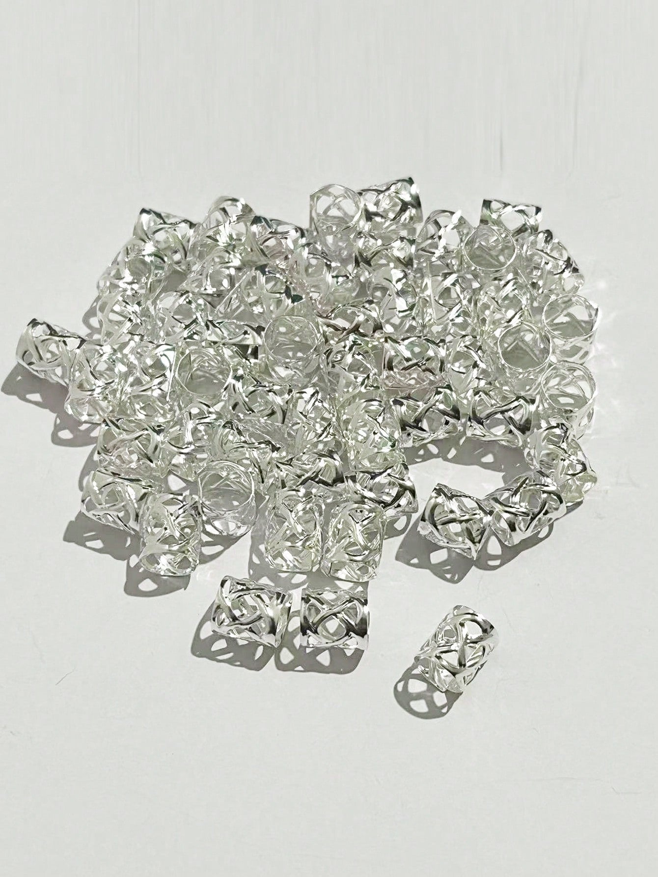 Set de 20 piezas de accesorios de trenzado de cabello en dorado y plateado con cuentas, clips y joyas