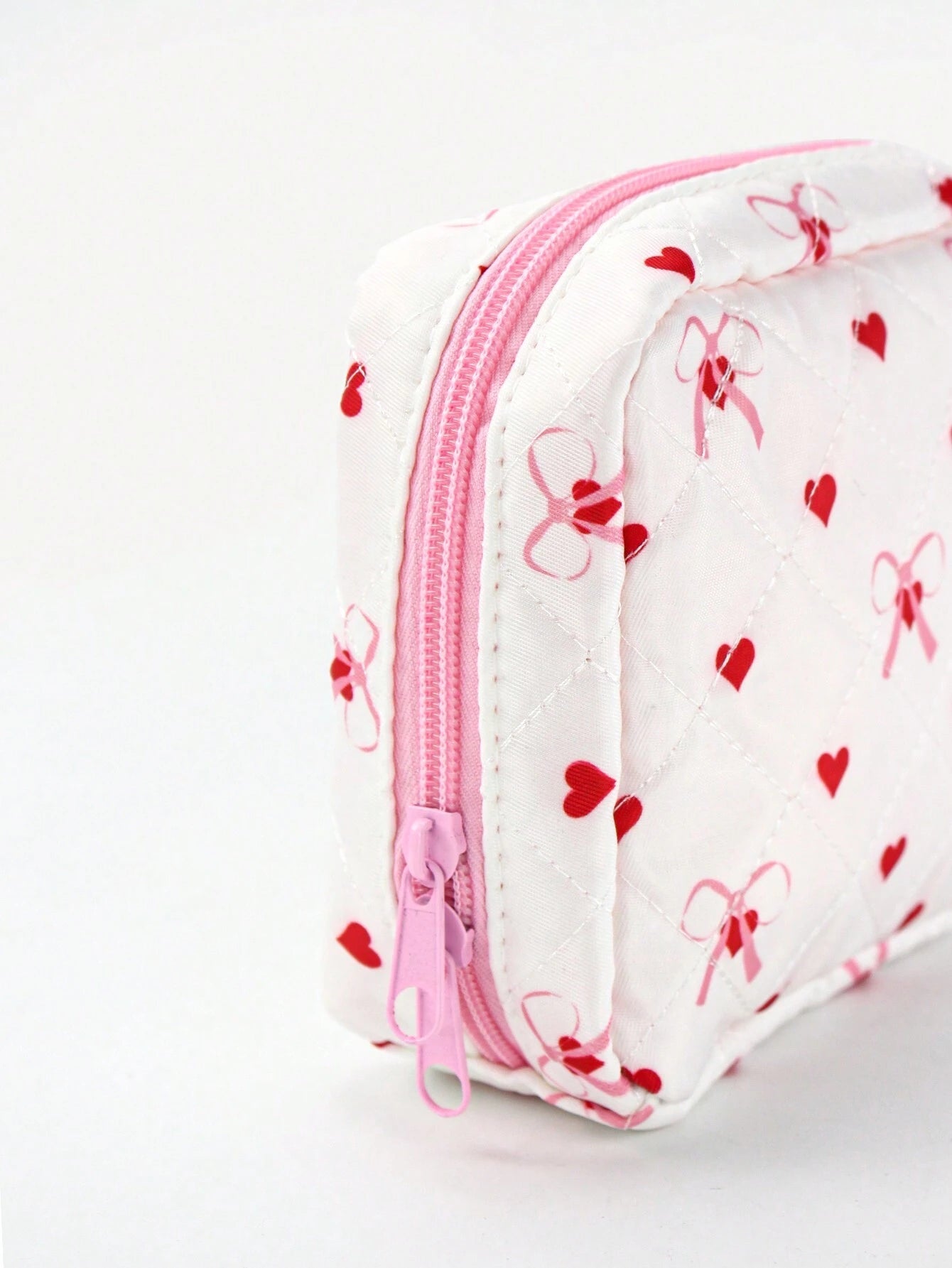 Skyy Designs Co Bolsa de maquillaje con diseño de corazón de artista y pajarita, bolsa de almacenamiento linda