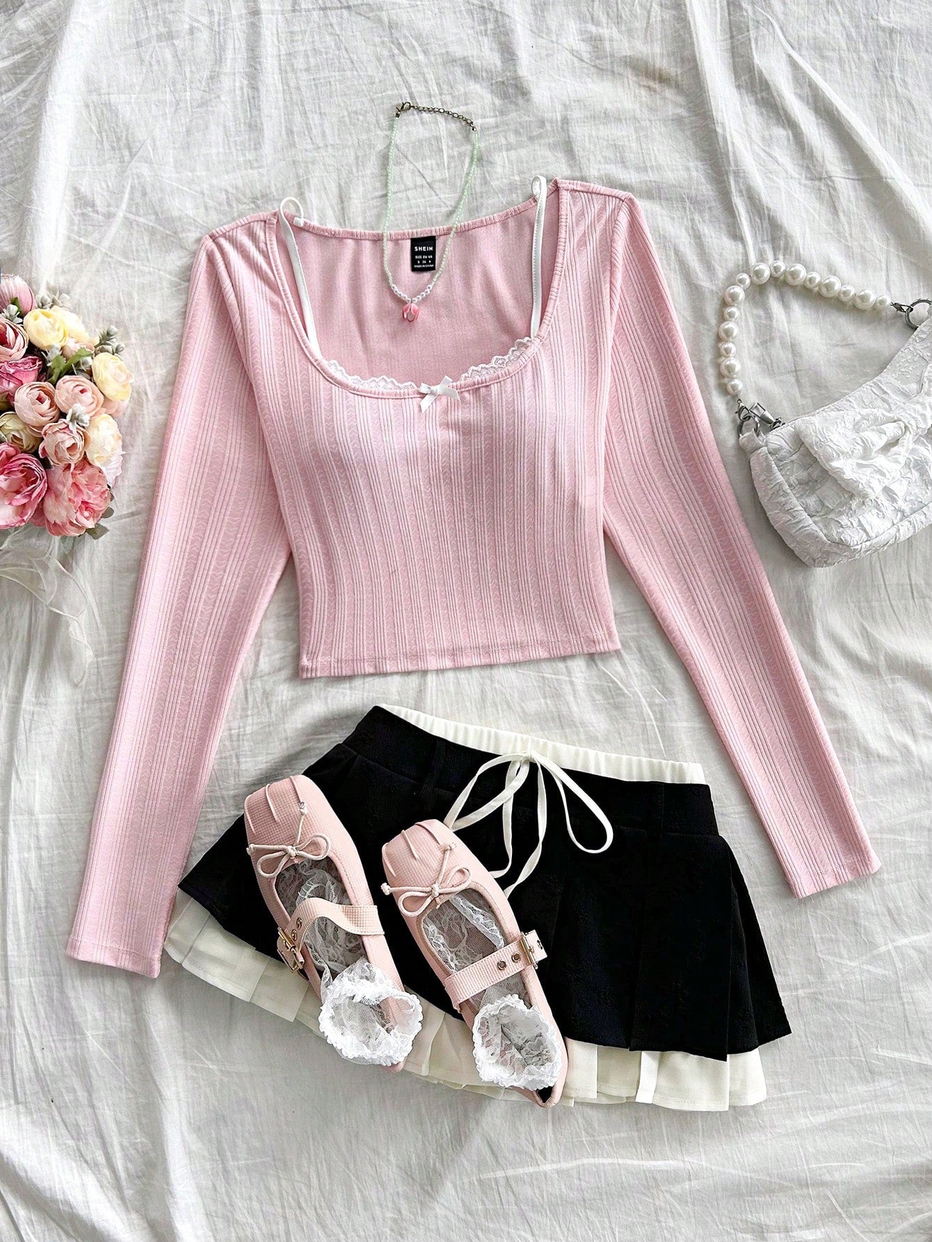 Soleia Camiseta de punto de manga larga con textura, cuello de pico y detalle de encaje simulado en capas, en color rosa de moda, para vacaciones de mujer