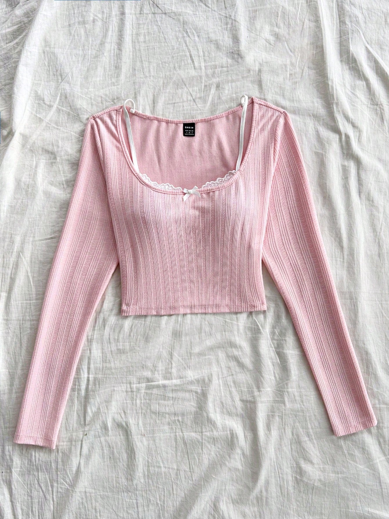 Soleia Camiseta de punto de manga larga con textura, cuello de pico y detalle de encaje simulado en capas, en color rosa de moda, para vacaciones de mujer
