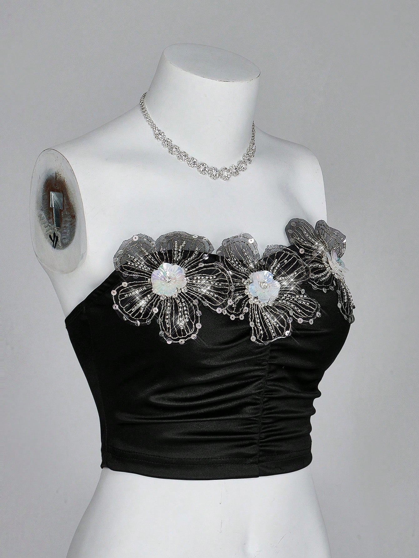 Sweetina 1 pieza Top bandeau plisada con decoración floral de gemas metálicas 3D