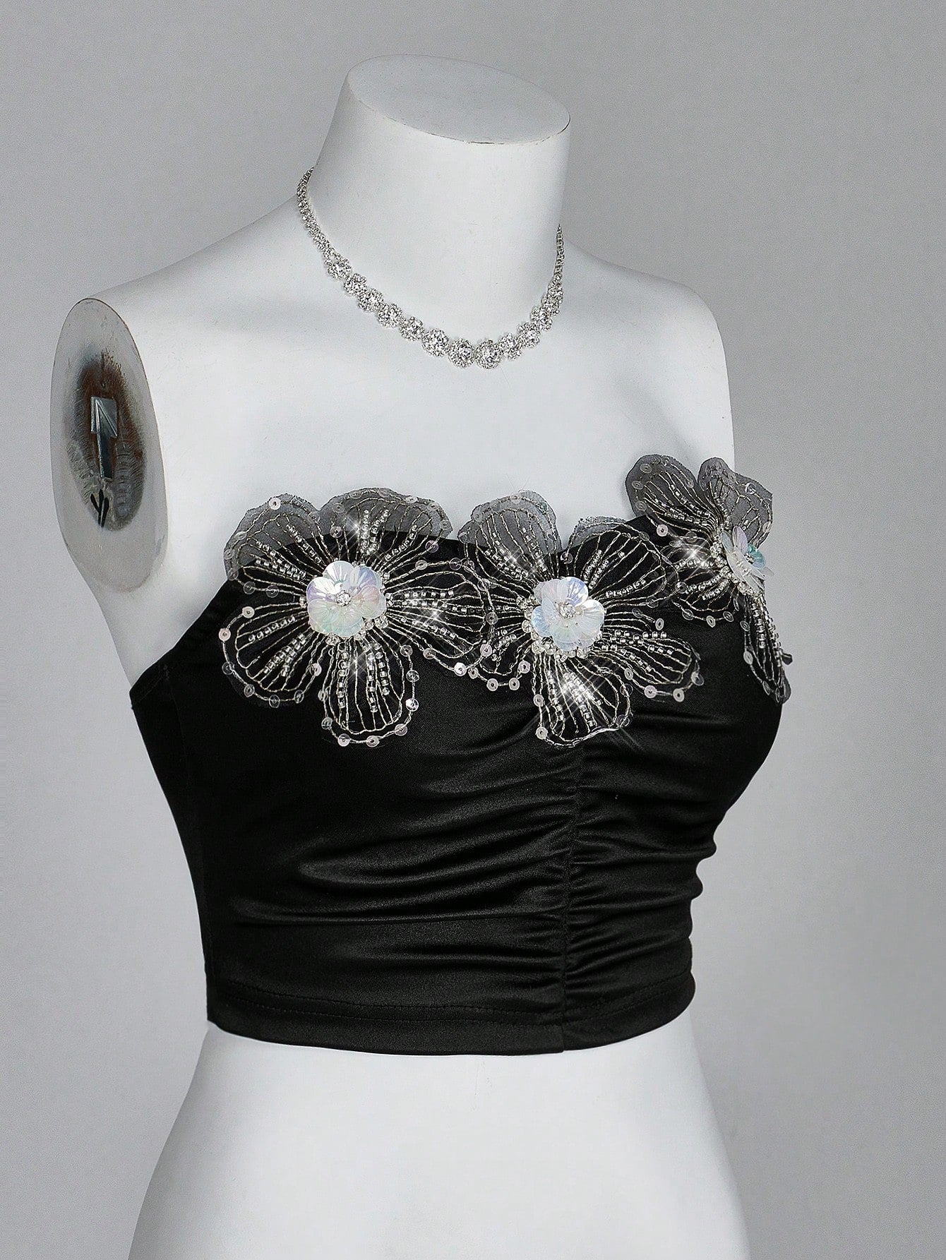 Sweetina 1 pieza Top bandeau plisada con decoración floral de gemas metálicas 3D