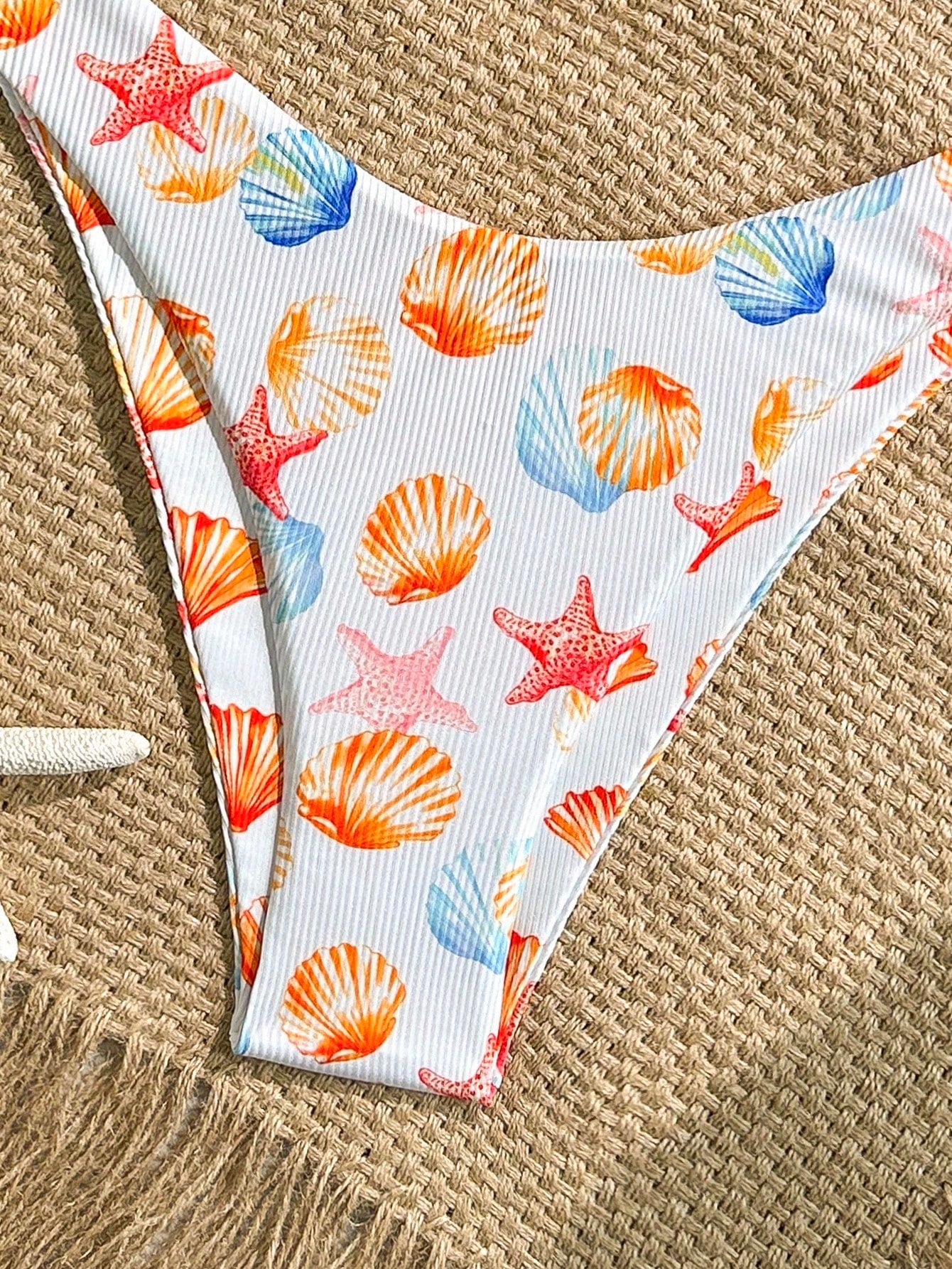 Swim Mod Set de 2 piezas de bikini sexy con top de halter y Bottom de corte alto, con decoración de estrellas de mar doradas y patrón de textura de olas aleatorias, para vacaciones de playa de verano