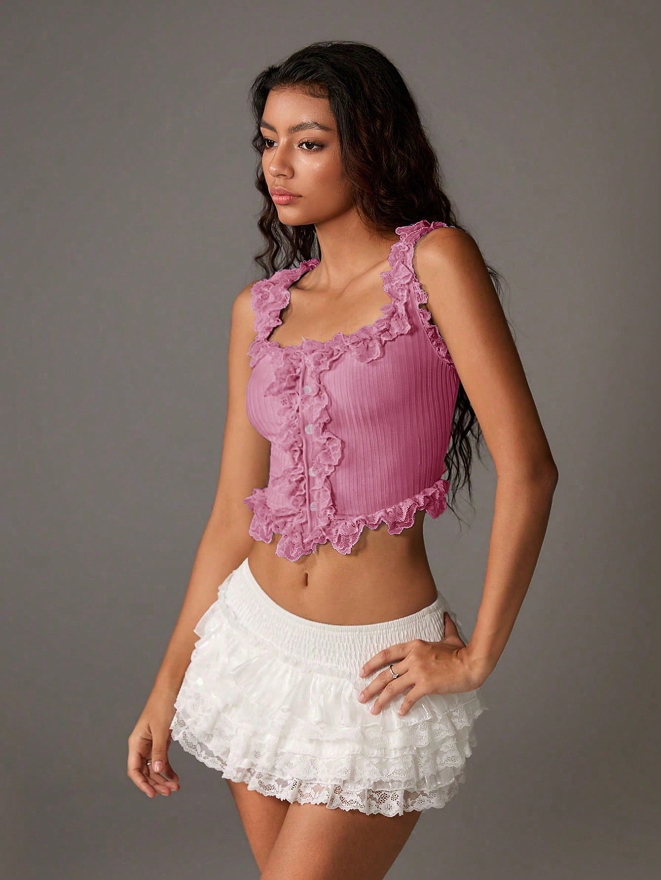 TRNVIE Camiseta de mujer con dobladillo asimétrico de encaje blanco trenzado y elástico