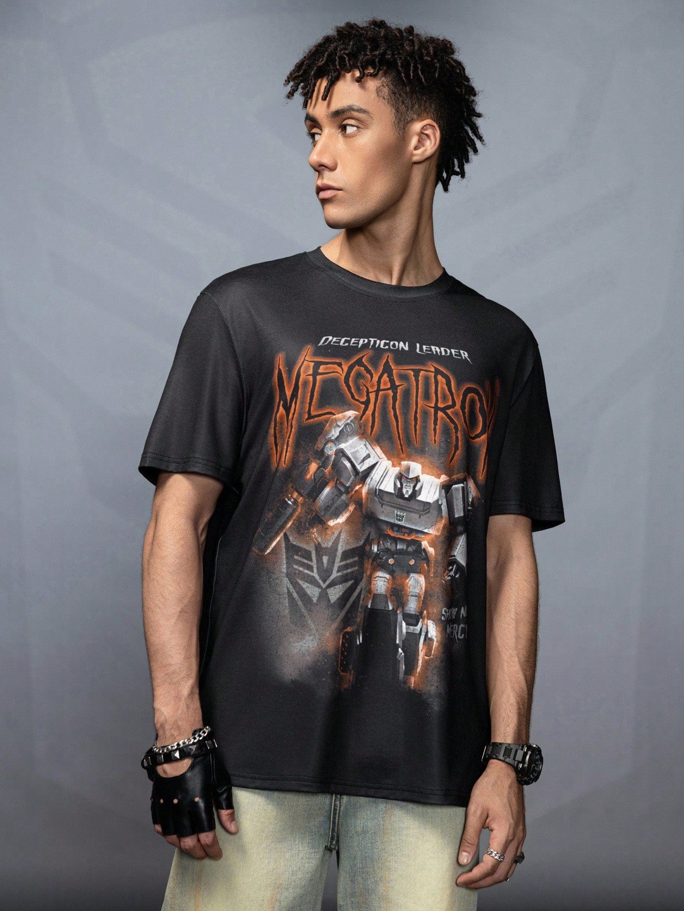 Transformers X SHEIN Camiseta de manga corta casual de verano para hombres con estampado de letra y robot
