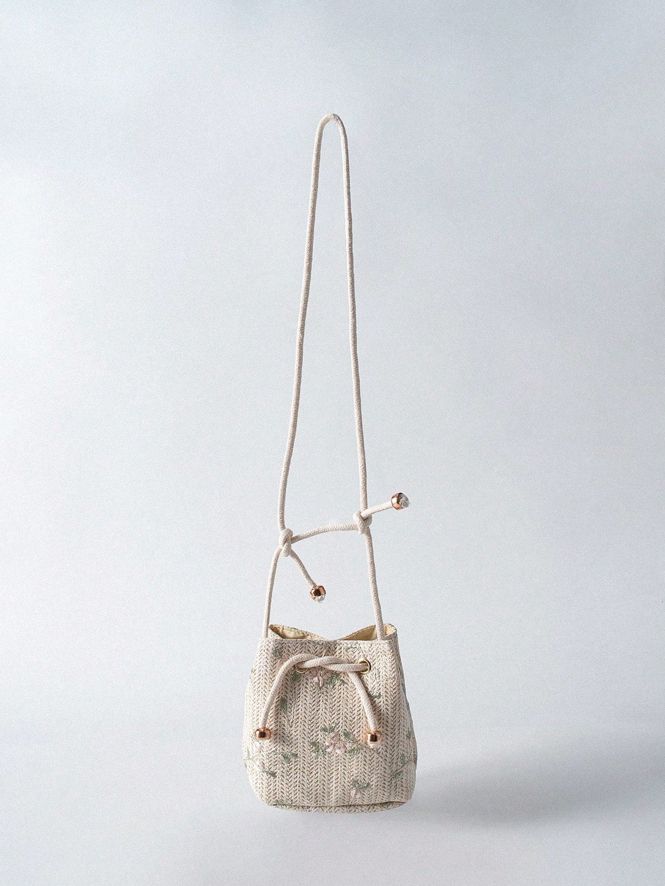 Tropiscape Mini bolso de paja blanco con bordado floral y cordón, necesidades de playa, artículos esenciales de playa, cosas de playa y artículos esenciales de verano