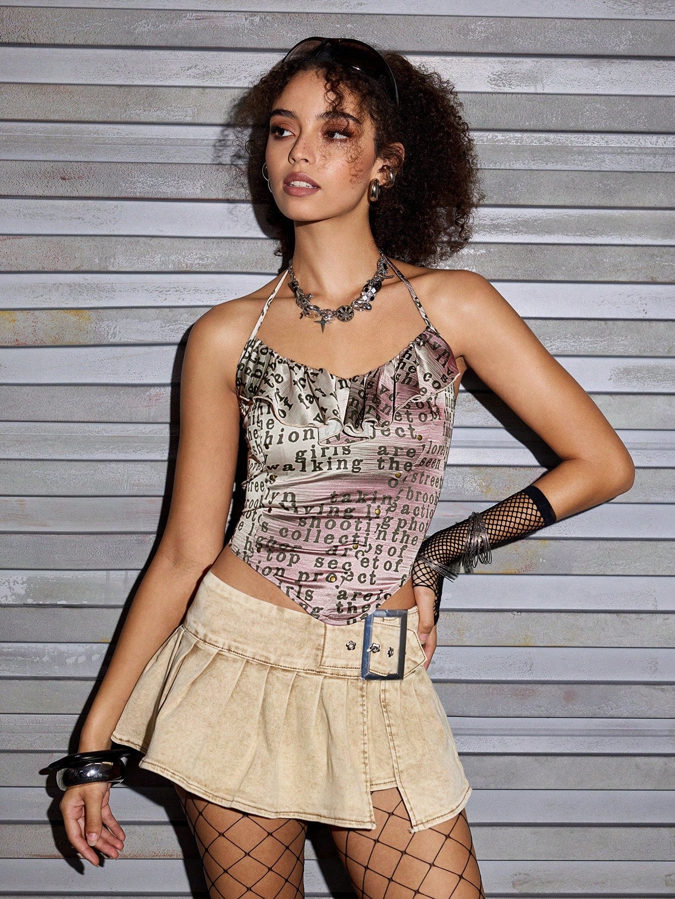 Vitoria Brayner Top corto informal con estampado de letras, volantes en el bajo y tirantes para mujer