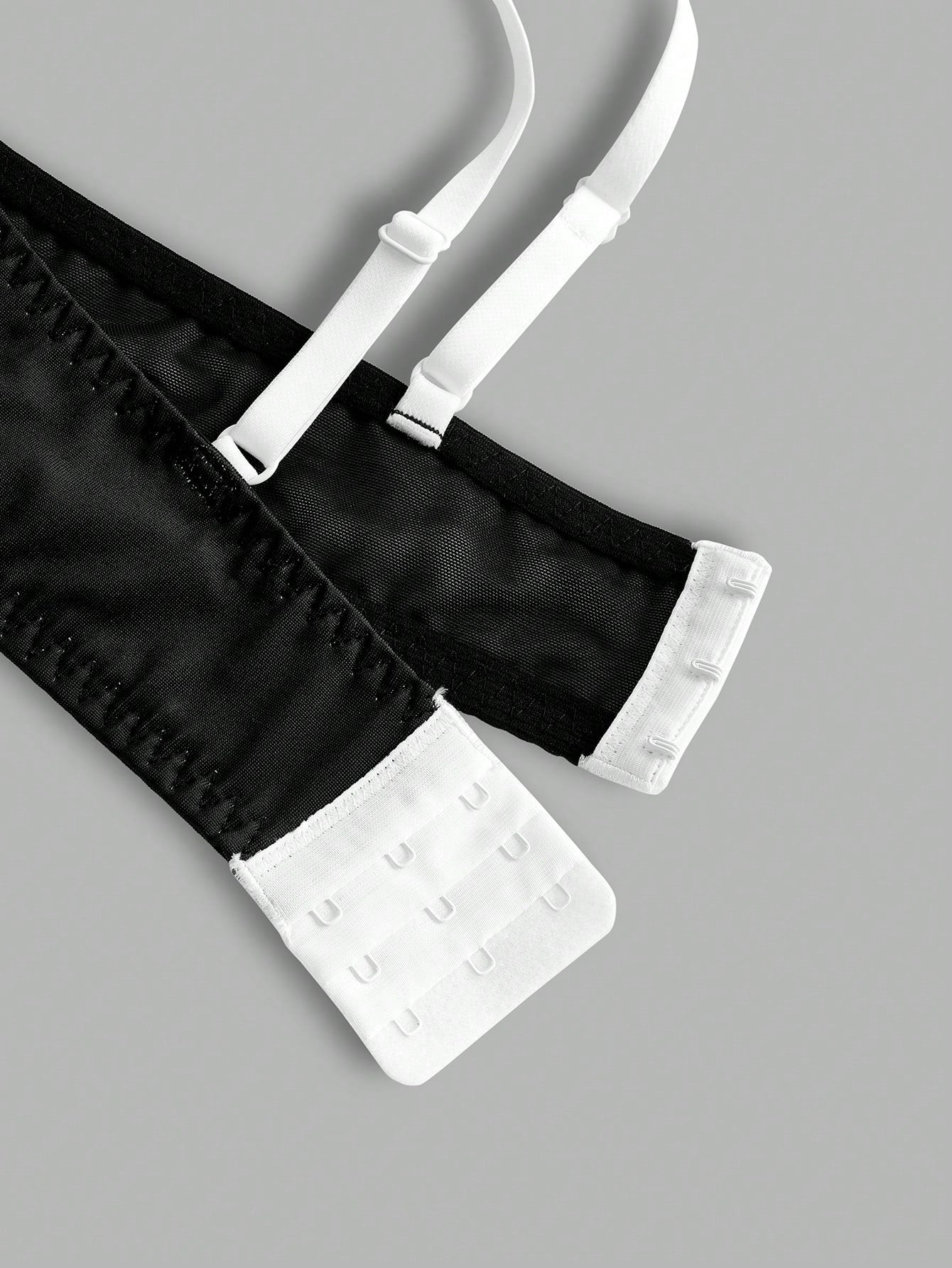 We Bare Bears X SHEIN Conjunto de sujetador inalámbrico y panty de talla grande con estampado gráfico de dibujos animados en blanco y negro a cuadros