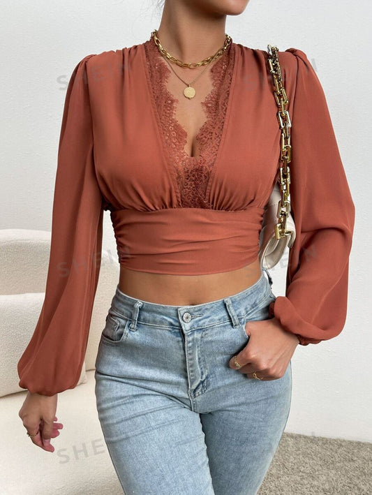 SHEIN Frenchy Blusa recortada con manga acampanada de encaje con contraste estilo campesina