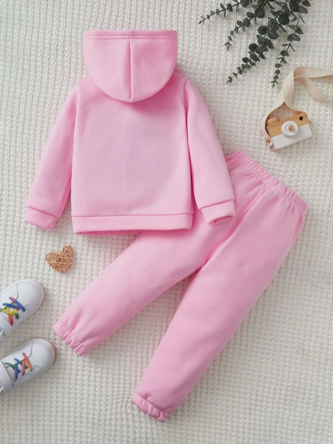 SHEIN Sudadera De Hombro Caído Con Gráfico De Letra De Niña Joven Y Pantalones Deportivos