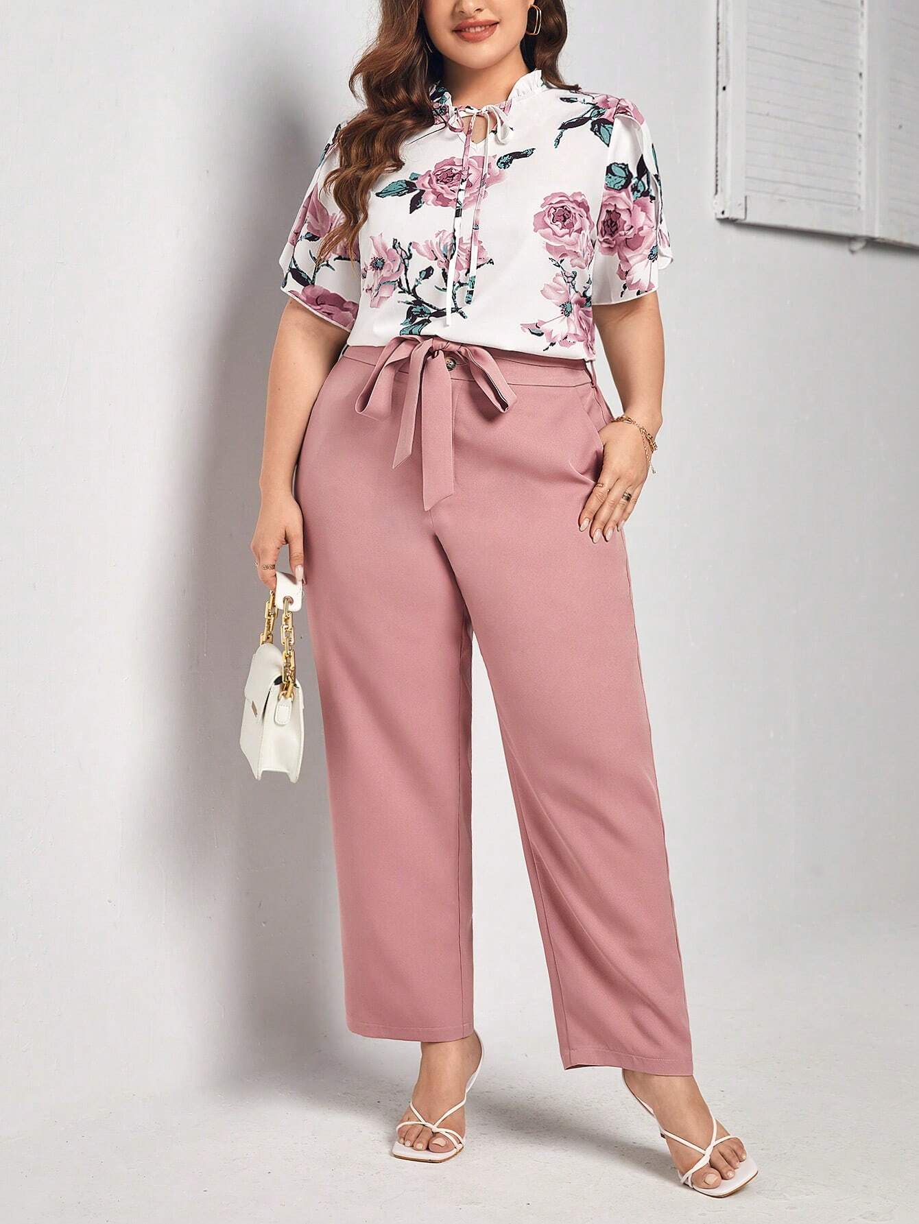 SHEIN Clasi con estampado floral de cuello con cordón Blusa & con cinturón Pantalones