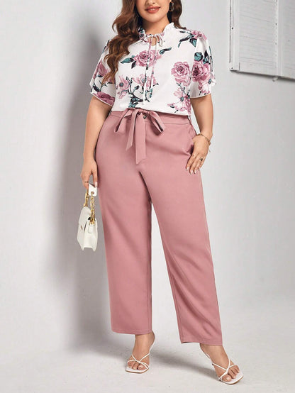 SHEIN Clasi con estampado floral de cuello con cordón Blusa & con cinturón Pantalones