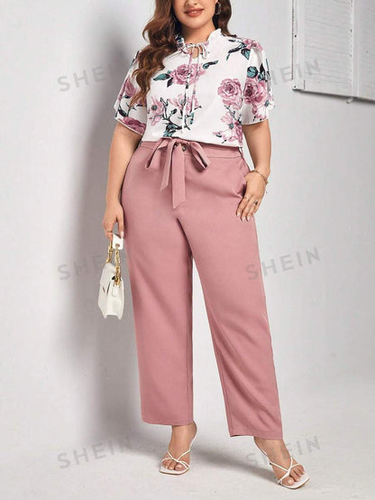SHEIN Clasi con estampado floral de cuello con cordón Blusa & con cinturón Pantalones