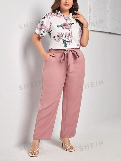 SHEIN Clasi con estampado floral de cuello con cordón Blusa & con cinturón Pantalones