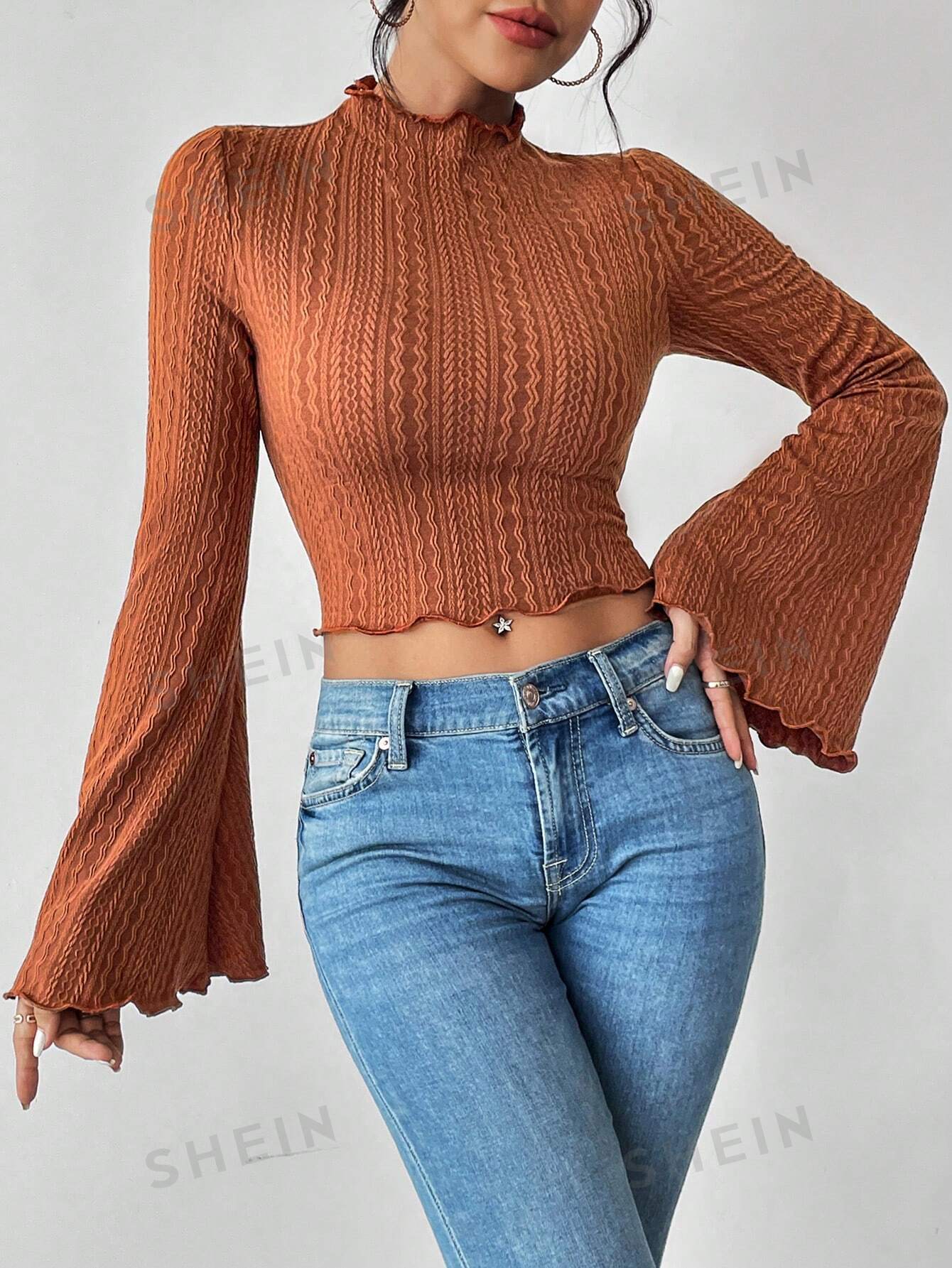 SHEIN Privé Camiseta crop ribete en forma de lechuga manga de campana de cuello alto
