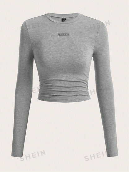 SHEIN EZwear Camiseta crop con diseño de parche de letra fruncido lateral