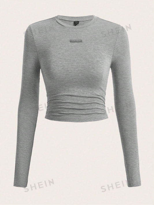 SHEIN EZwear Camiseta crop con diseño de parche de letra fruncido lateral