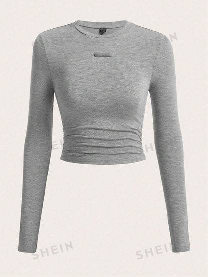 SHEIN EZwear Camiseta crop con diseño de parche de letra fruncido lateral