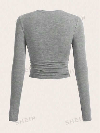 SHEIN EZwear Camiseta crop con diseño de parche de letra fruncido lateral