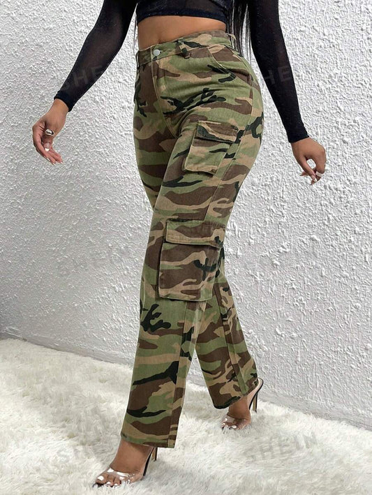 SHEIN SXY Jeans cargo con estampado de camuflaje con bolsillo con solapa