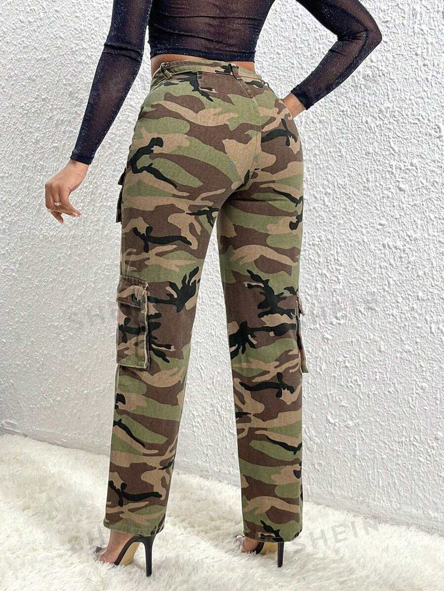 SHEIN SXY Jeans cargo con estampado de camuflaje con bolsillo con solapa