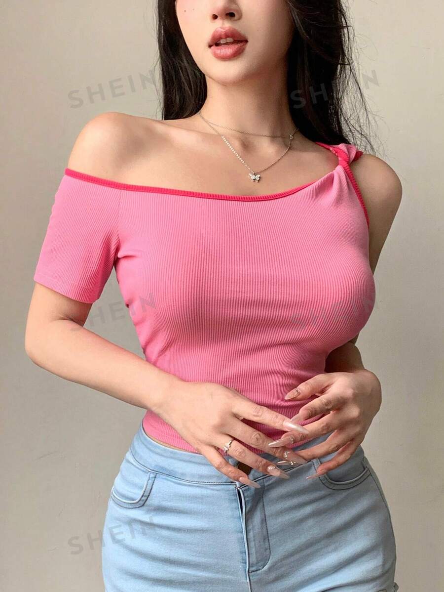 Dazy Designer Camiseta veraniega ajustada con diseño de hombros descubiertos