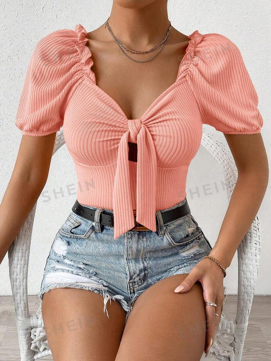 SHEIN Essnce Camiseta ceñida al Body de verano para mujer de unicolor con cuello de corazón, manga abullonada, frontal fruncido y dobladillo con volantes.