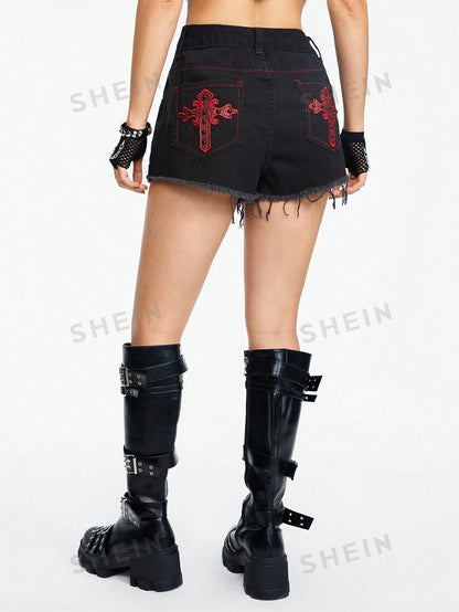 ROMWE Grunge Punk Shorts casuales de mezclilla para mujer con borde deshilachado y bordado de cruz