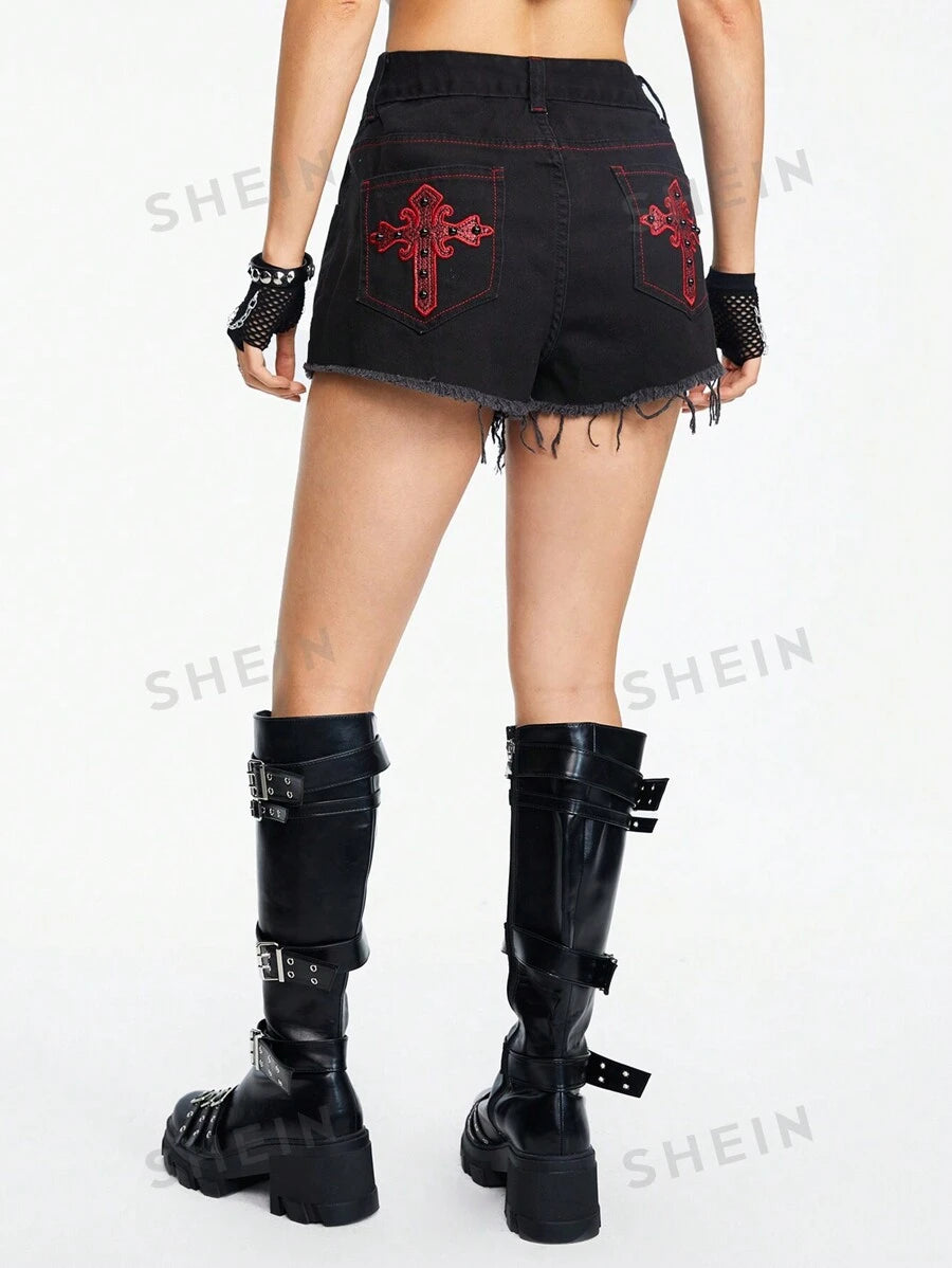 ROMWE Grunge Punk Shorts casuales de mezclilla para mujer con borde deshilachado y bordado de cruz