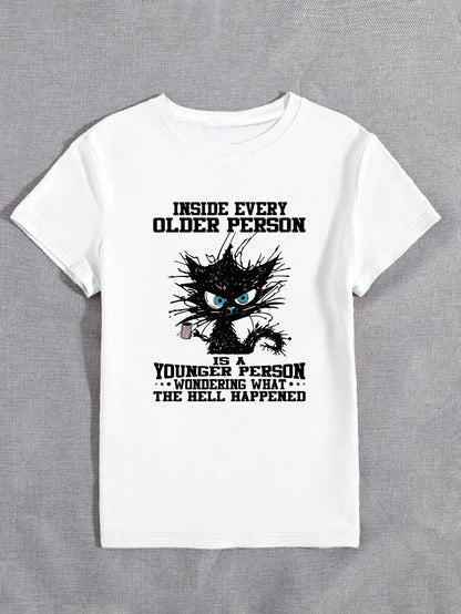 SHEIN LUNE Camiseta con gráficos de letras divertidas de gato enojado para mujer - 'Cada persona mayor tiene un corazón joven' Impresión de letras en cuello redondo y manga corta