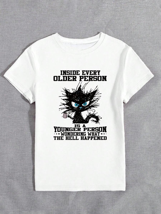 SHEIN LUNE Camiseta con gráficos de letras divertidas de gato enojado para mujer - 'Cada persona mayor tiene un corazón joven' Impresión de letras en cuello redondo y manga corta