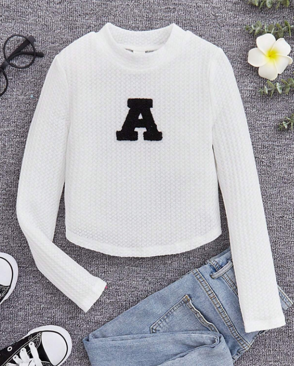 SHEIN Camiseta De Manga Larga Con Parche De Escuela Para Niñas Adolescentes, Casual Con Cuello Pequeño Y Dobladillo Curvado