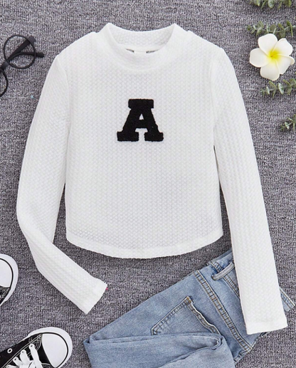 SHEIN Camiseta De Manga Larga Con Parche De Escuela Para Niñas Adolescentes, Casual Con Cuello Pequeño Y Dobladillo Curvado