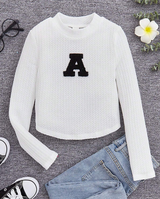 SHEIN Camiseta De Manga Larga Con Parche De Escuela Para Niñas Adolescentes, Casual Con Cuello Pequeño Y Dobladillo Curvado