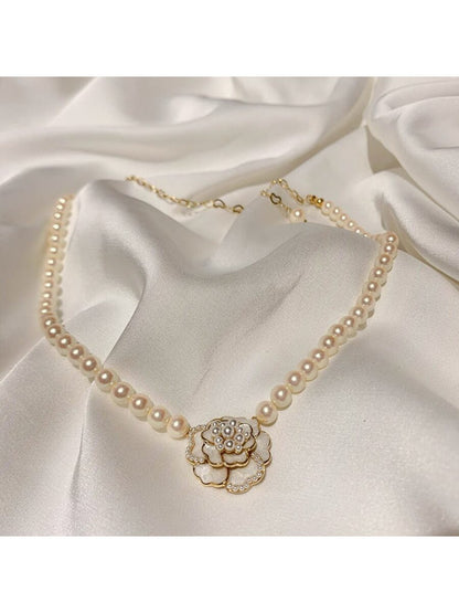 1 Pieza De Collar Colgante De Flor De Camelia De Perlas Sintéticas Simples Y 1 Par De Aretes De Pernos