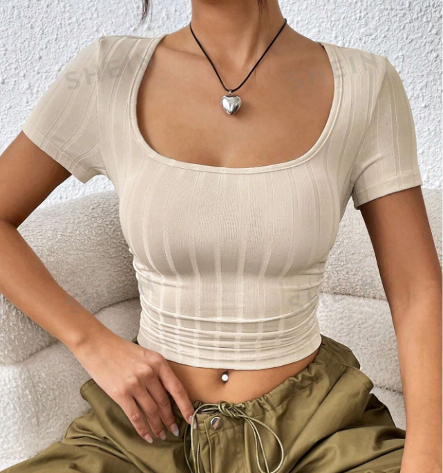 SHEIN EZwear Camiseta crop de cuello scoop fruncido lateral