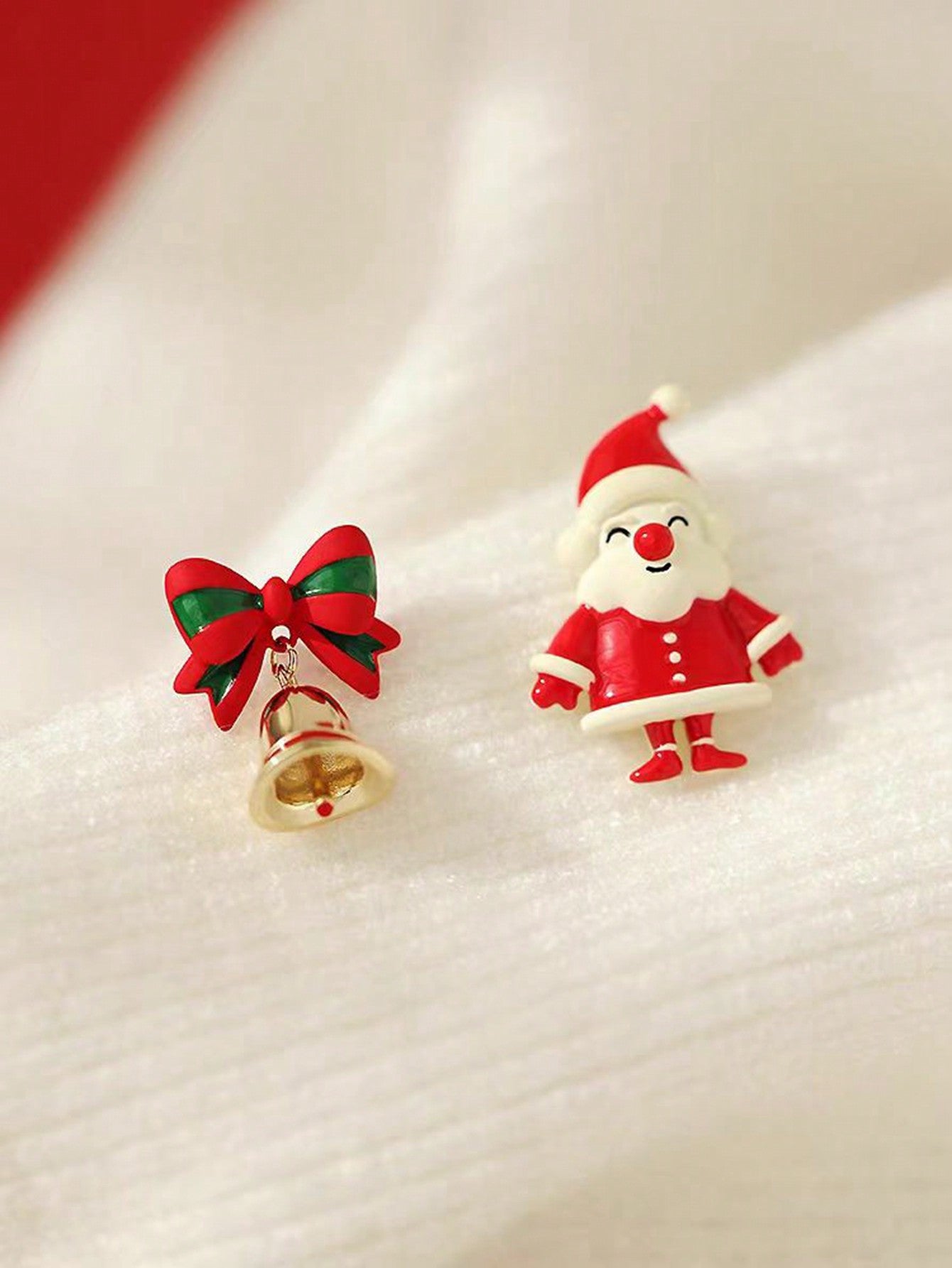 1 par (2 piezas) de pendientes con diseño asimétrico de campana de Papá Noel, accesorios de pendientes con temática navideña para mujeres, regalo de Navidad