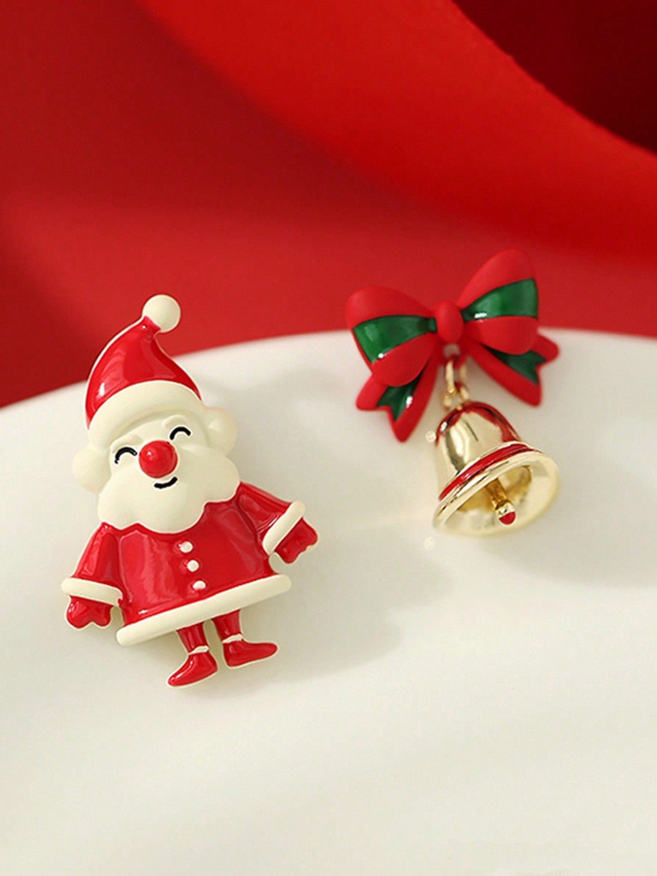 1 par (2 piezas) de pendientes con diseño asimétrico de campana de Papá Noel, accesorios de pendientes con temática navideña para mujeres, regalo de Navidad