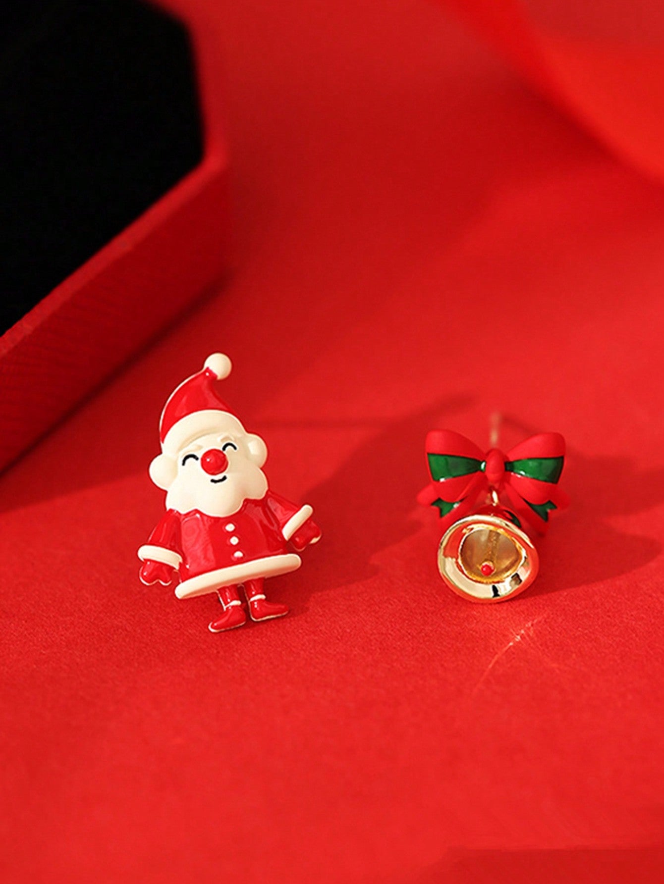 1 par (2 piezas) de pendientes con diseño asimétrico de campana de Papá Noel, accesorios de pendientes con temática navideña para mujeres, regalo de Navidad