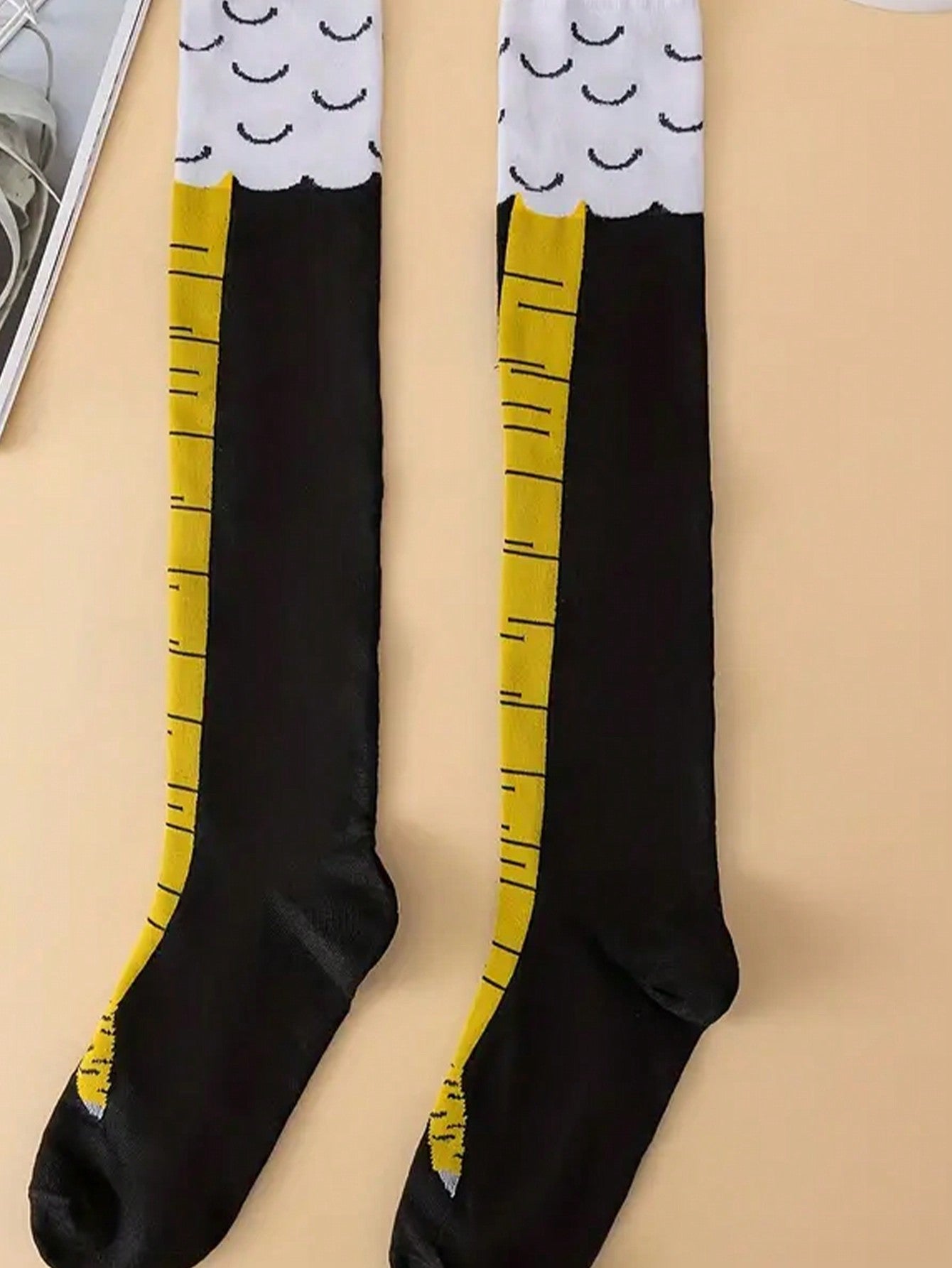 1 par de calcetines largos para mujer con estampado de patas de pollo de dibujos animados, transpirables, cómodos, casuales, de moda y únicos, acogedores para otoño/invierno