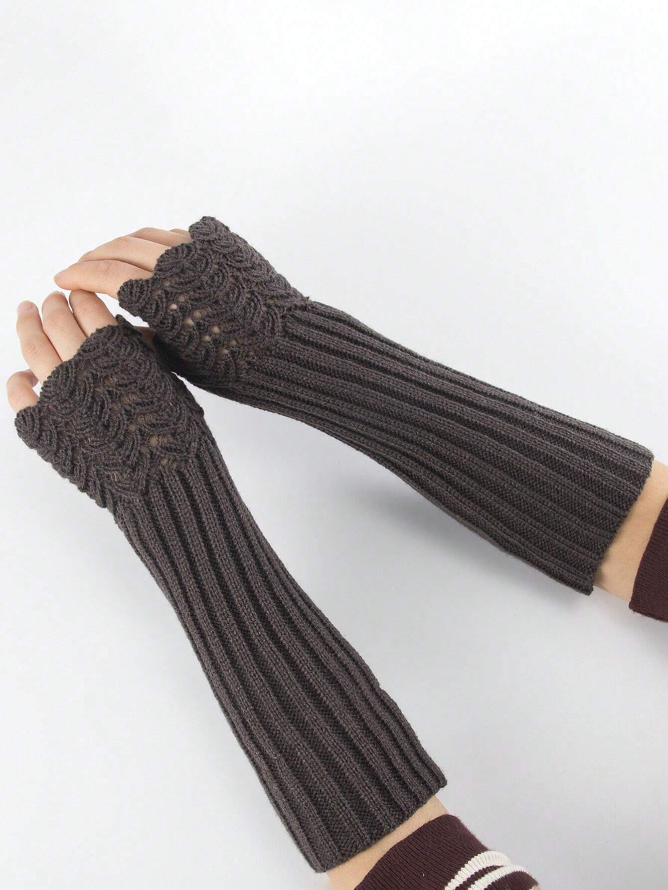 1 par de mangas sin dedos de unicolor con diseño de escamas de peces tejidas para mujer, calentadores de brazos tejidos de longitud media para otoño/invierno