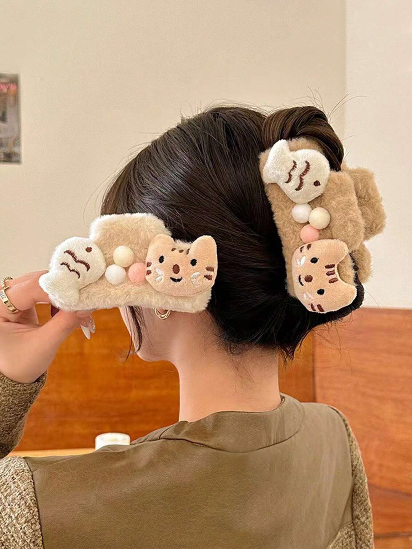 1 pieza Accesorio de pelo tipo pinza con gato de dibujos animados lindo y pez pequeño esponjoso, accesorios de pelo para mujer de otoño/invierno